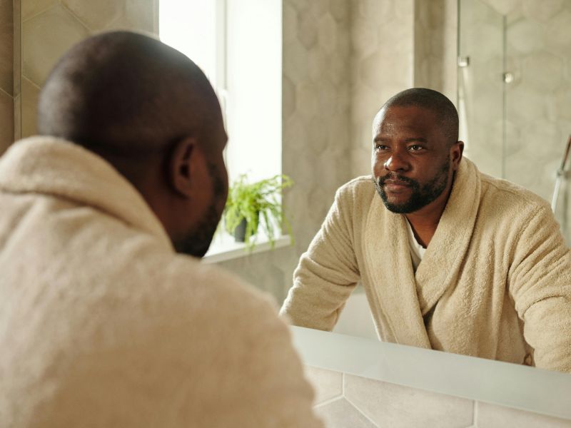 negative inner thoughts versus neutral self-acceptance during mirror moments